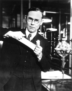 Wallace_Carothers,_in_the_lab